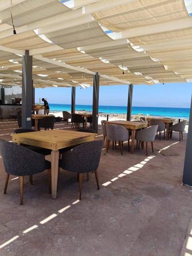شالية بالرووف غرفتيين مكييف للأيجار بقرية ايماريتس هايتس بالساحل الشمالي - A chalet with a rooftop  in Zawiyat Ailat Nuh