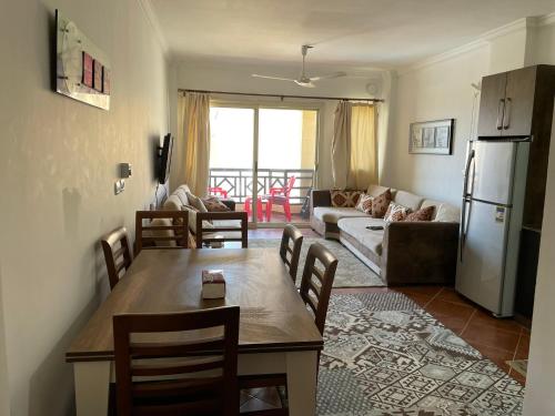 شالية بالرووف غرفتيين مكييف للأيجار بقرية ايماريتس هايتس بالساحل الشمالي - A chalet with a rooftop  in Zawiyat Ailat Nuh