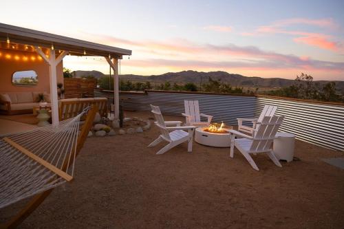 Artist Home Hot Tub Fire Pit Pool & Views in Joshua Tree, USA