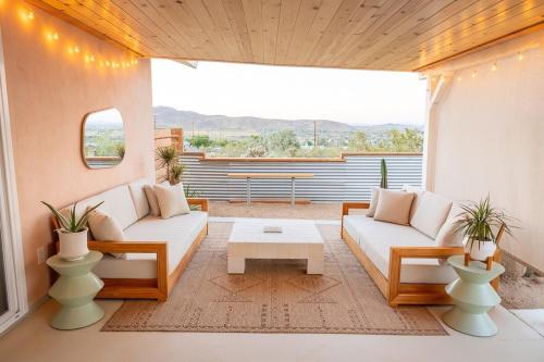 Artist Home Hot Tub Fire Pit Pool & Views in Joshua Tree, USA