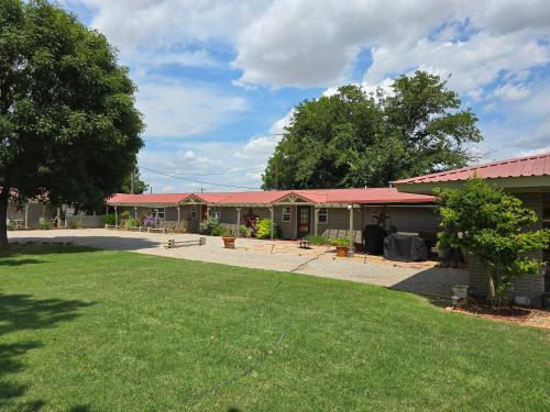Vista exterior, Roots Retreat in Seymour (TX)
