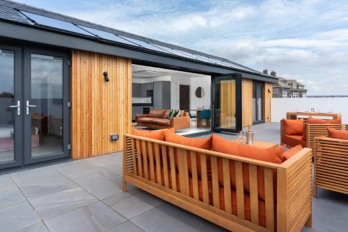 Brand new, Gwithian lodge, eco home in Carnhell Green