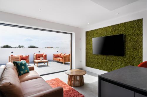 Brand new, Gwithian lodge, eco home in Carnhell Green