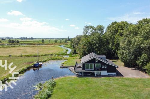  OV573 - Luxurious, modern holiday villa for 11 people on the water near Giethoorn in Blokzijl