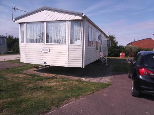Caravan - Sleeps 8 - Pets Ok - Parking - Patio