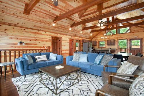 Rocky Crest Sleeps 24 Private Pool Game Room in Sevierville, USA