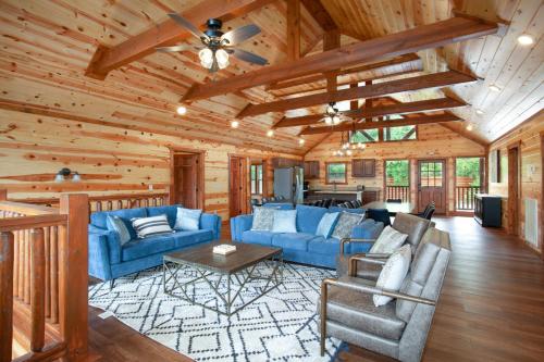 Rocky Crest Sleeps 24 Private Pool Game Room in Sevierville, USA