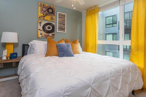 Self Check-in-washer-dryer-4ksmart Tv-king Bed-gym in Tacoma, USA