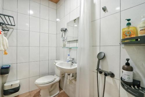 Bathroom, 這裡有房間 in Kenting