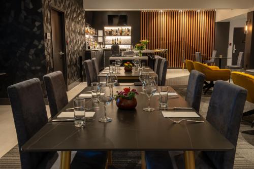Restoran, Champions Club and Hotel Houston Westchase in Houston (TX)