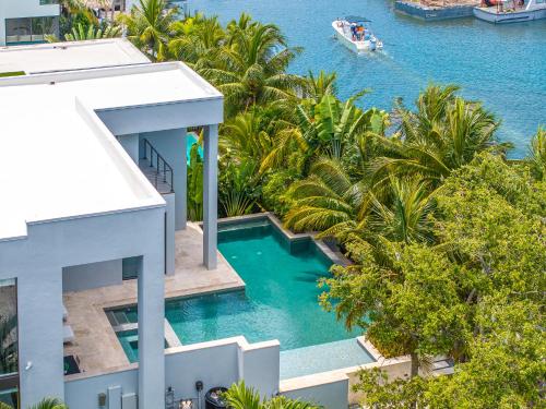 VILLA WATERFRONT MIAMI 6 BEDROOMs SLEEPS 14 PEOPLE in Miami, USA