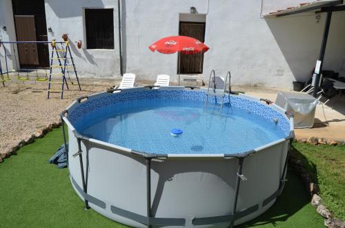 Peldbaseins, La Antigua, casa céntrica, amplio patio, piscina y barbacoa (La Antigua, casa centrica, amplio patio, piscina y barbacoa) in Campillo de Altobuey