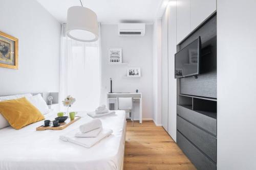 Easylife - Beautiful flat with balcony Pta Venezia, Lake Como Region