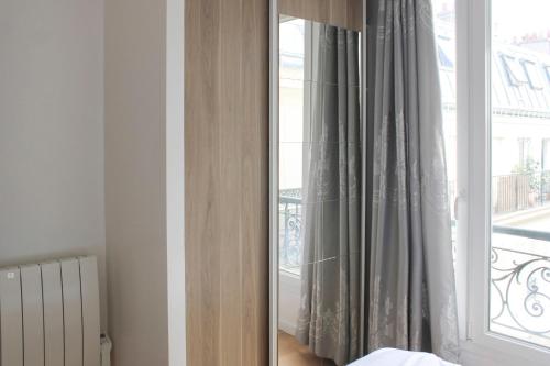 T3 comfort with view of Montmartre - image 8