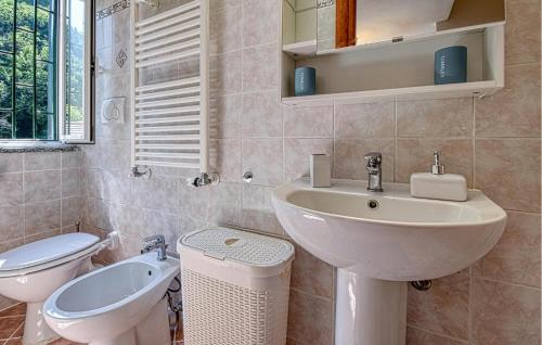 Vannas istaba, 1 Bedroom Pet Friendly Home In Avegno in Avegno