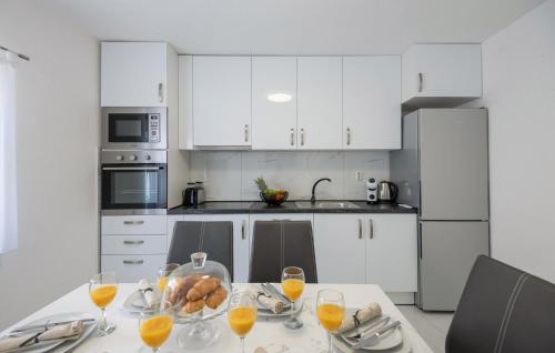 virtuve, Cozy Home In Sumet With Wifi in Šumet