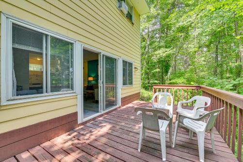 Lake George Townhome with Deck 2 Mi to The Outlets! in Lake George, USA