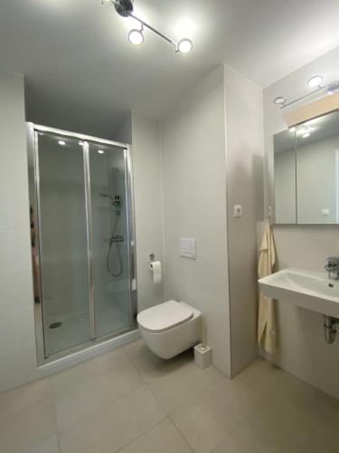 Luxury apartment in skyscraper with parking, Bratislava (fotografie 4)