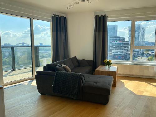 Luxury apartment in skyscraper with parking, Bratislava (fotografie 5)