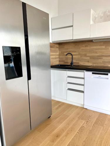 Luxury apartment in skyscraper with parking, Bratislava (fotografie 6)