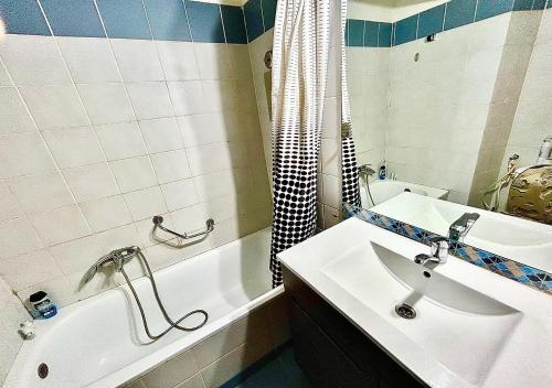 סטודיו על הים in Bat Yam