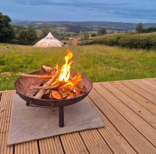Luxury Stargazing Glamping - Seren Aur with Hot Tub in Trefeglwys