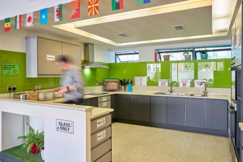 Kitchen, Abigail's Hostel in Dublin