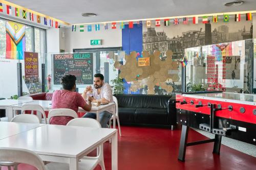 Shared lounge/TV area, Abigail's Hostel in Dublin
