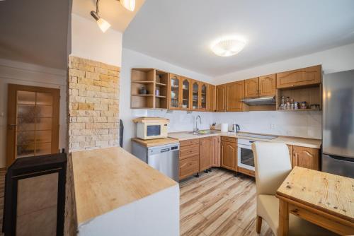 Cely dum s vybavenou kuchyni, koupelna s virivkou in Zbraslav