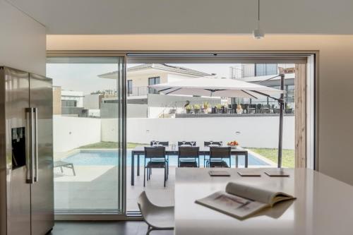 ห้องครัว, Lilac Cascais Villa with Swimming Pool in ปัมปิลเยย์รา