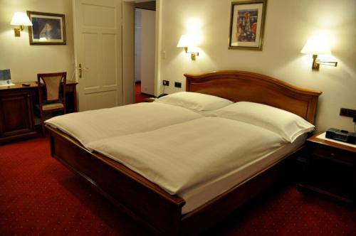 1 queen bed, 2 twin beds