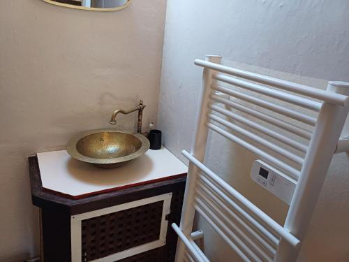 Ванна кімната, Appartement en pierre au calme in Вер-Сен-Дені