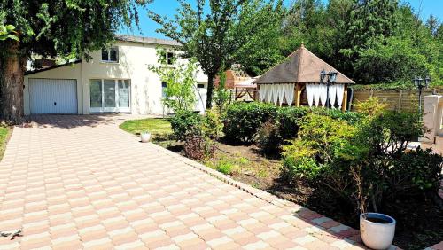 Douillet, paisible avec Jardin et Jacuzzi privatifs gîte à louer Poigny-la-Forêt