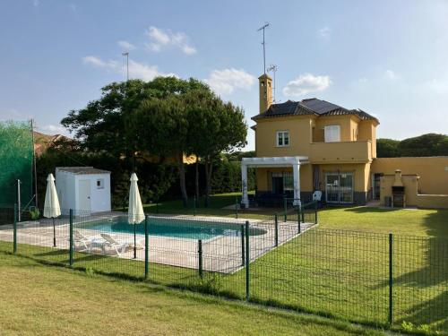 Chalet con piscina en Novo Sancti Petri gîte à louer Campo de golf Lomas de Sancti Petri