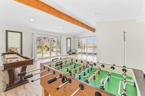 Boulder Property Pool, Hot Tub, Pickleball Court in Joshua Tree, USA