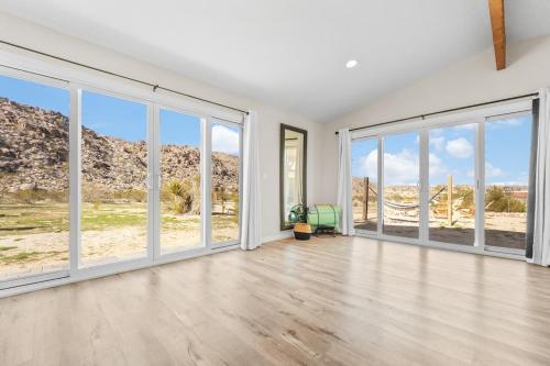 Boulder Property Pool, Hot Tub, Pickleball Court in Joshua Tree, USA