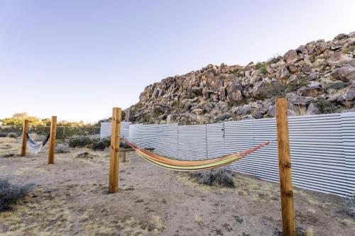 Boulder Property Pool, Hot Tub, Pickleball Court in Joshua Tree, USA