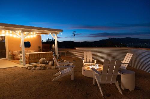 Artist Home Hot Tub Fire Pit Pool & Views in Joshua Tree, USA