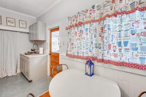 Charming Hot Springs Home Less Than 2 Mi to Bathhouse Row! in Hot Springs, USA
