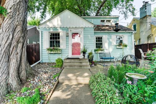 Chic Minneapolis Apt - 6 Blocks to Lake Nokomis! in Minneapolis, USA
