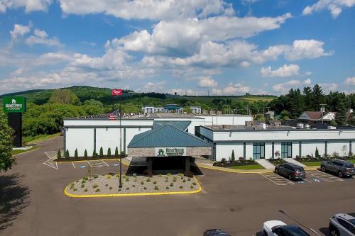 HomeTowne Studios by Red Roof & Conference Center Cortland in Cortland, USA