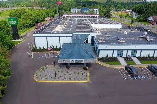 HomeTowne Studios by Red Roof & Conference Center Cortland in Cortland, USA