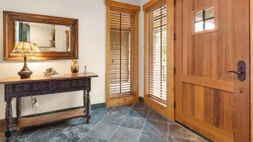 Ski in Ski out 4 Bedroom Spruce Peak Lodge Luxury Mountain Cabin in Stowe, USA