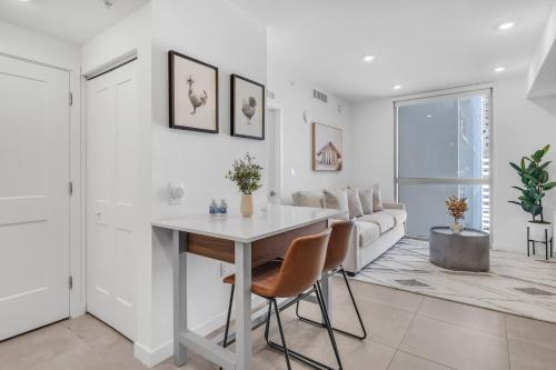 Urban 1 Bed Oasis Near Brickell With Free Parking thumb 2