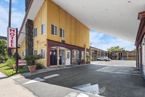 Sky Palm Motel - Orange - image 8