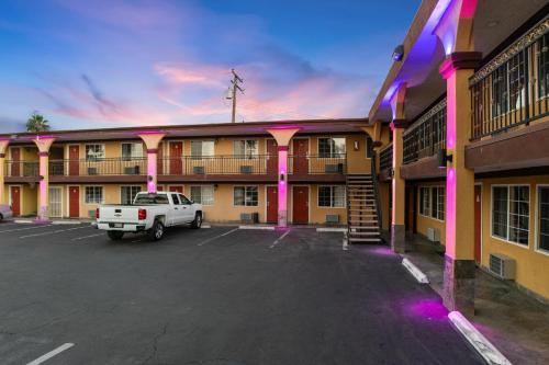 Sky Palm Motel - Orange - image 10