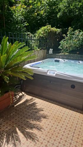 Rapallo 2-Bed Apt Sleeps 5 with Hot Tub