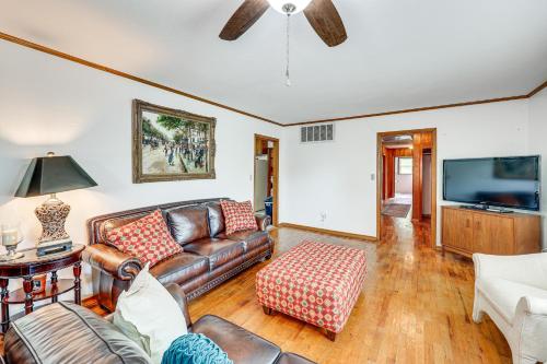 Mt Ida Home with Patio 11 Mi to Lake Ouachita! in Mount Ida, USA