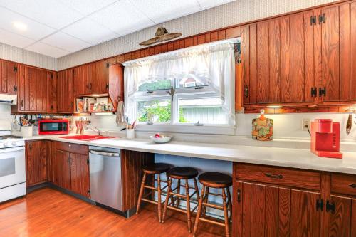 Canandaigua Lakefront Gem w/ Dock & Boat Slip in Naples (NY)