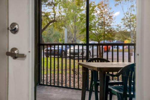 2 MI to USF Pet Friendly & Budget Friendly 2 MI to USF Pet Friendly & Budget Friendly